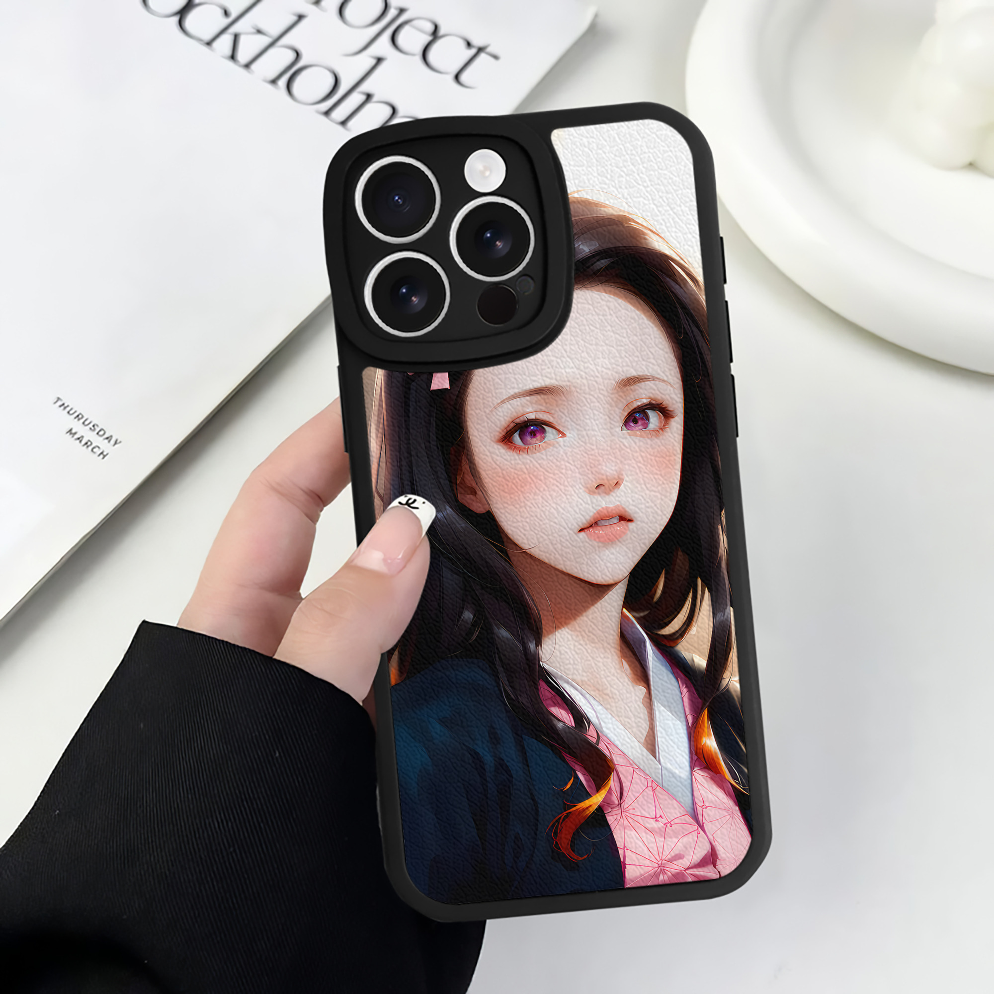 （画像用） 鬼滅の刃（きめつのやいば）竈門 禰󠄀豆子／かまど ねずこ Kamado Nezuko 【iPhone 16シリーズ対応】シリコンスマホケース（レザー調） 材質：シリコン